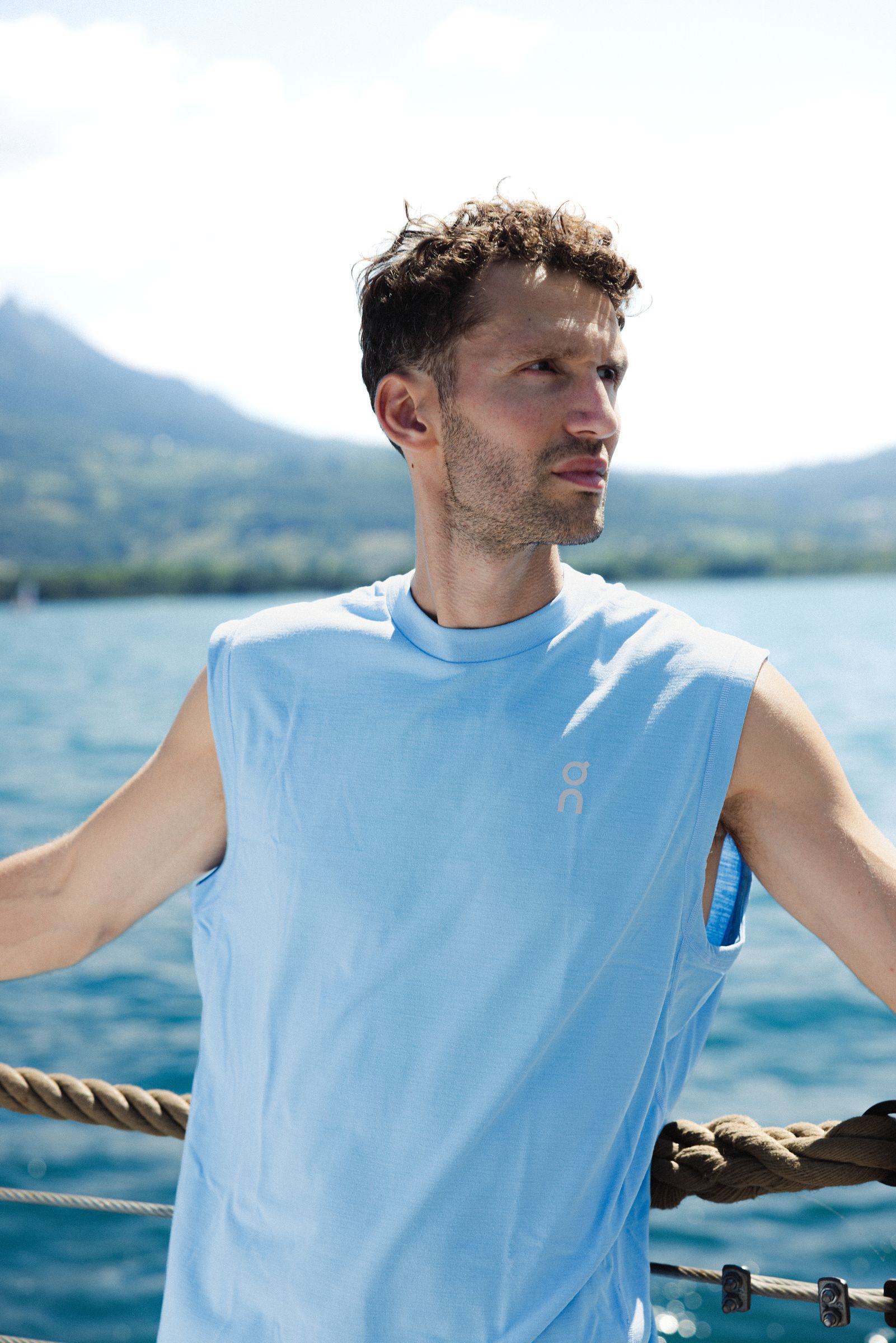 Un coach Punch sur un bateau, le lac derrière lui